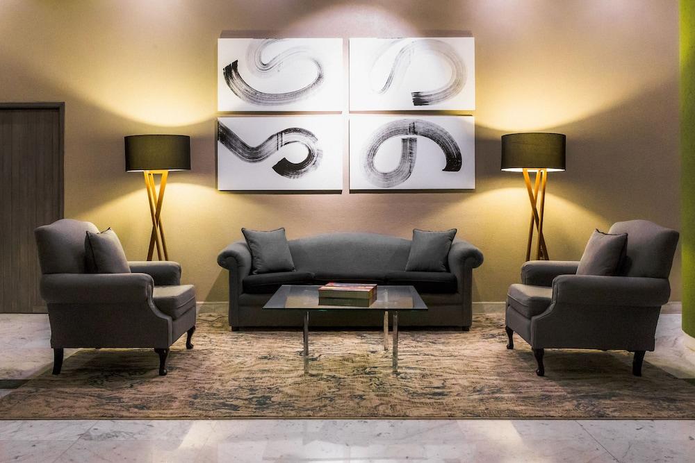 La Joya Pachuca Hotel Exterior photo A living room with a carpet