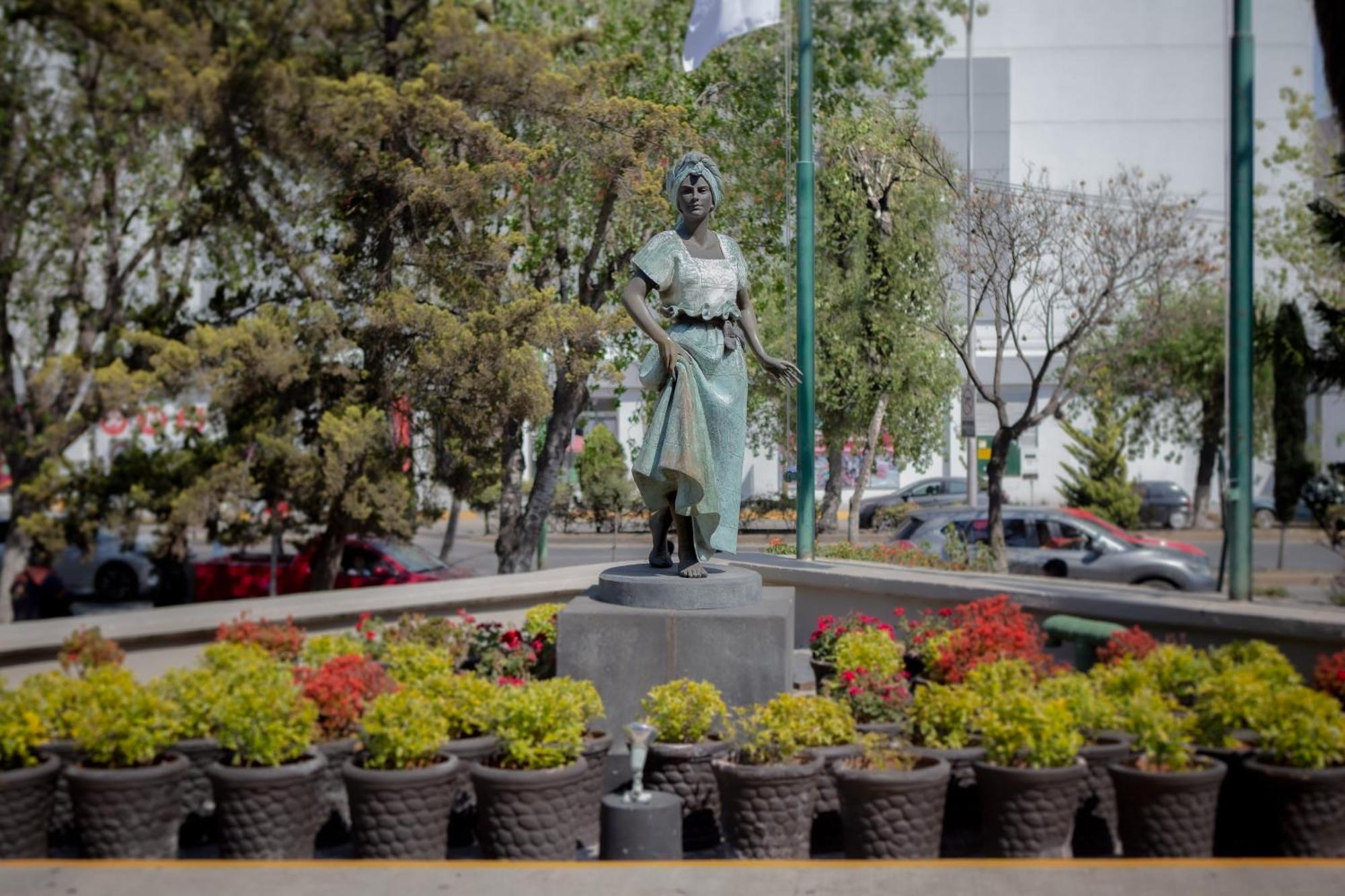 La Joya Pachuca Hotel Exterior photo Statue of the Virgin Mary