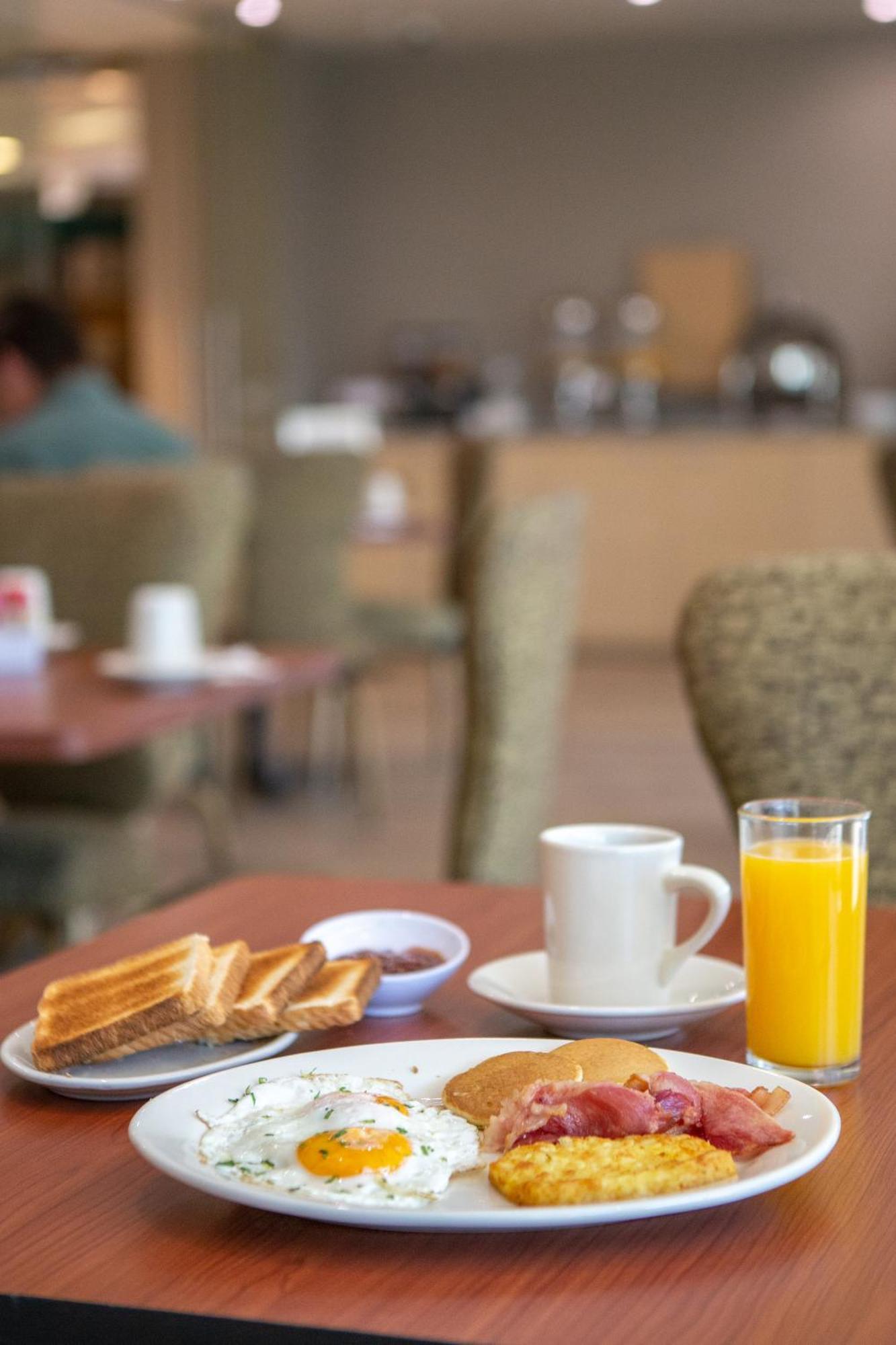 La Joya Pachuca Hotel Exterior photo A breakfast with orange juice